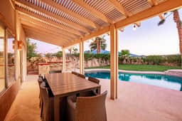 360° Mountain Views, Pool and Spa by @MariamsBnb