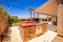 360° Mountain Views, Pool and Spa by @MariamsBnb