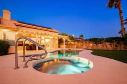 360° Mountain Views, Pool and Spa by @MariamsBnb