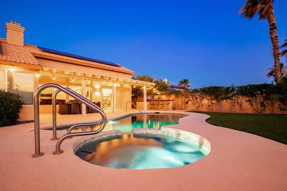 360° Mountain Views, Pool and Spa by @MariamsBnb