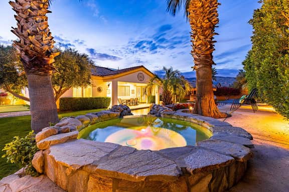 Mini Golf, Pool & Spa by @MariamsBnb