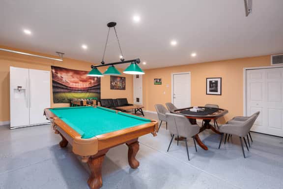 Stunning Backyard, Pool & HotTub, Gameroom, BBQ