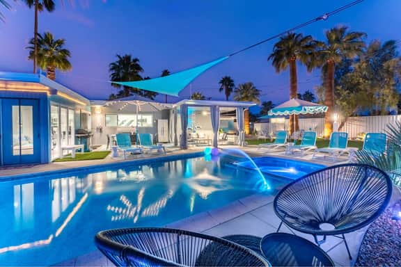 Mini Golf, Heated Pool & Spa Near Downtown