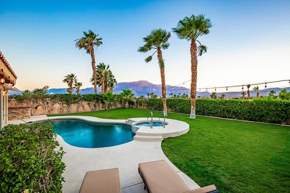 360° Mountain Views, Pool and Spa by @MariamsBnb